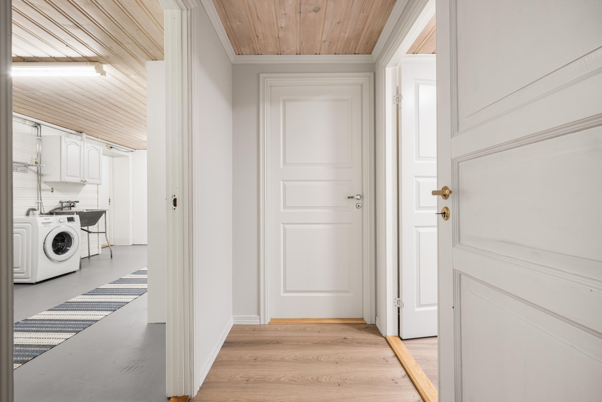 vaskerom med oppbevaring i kjeller